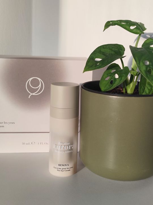 Photo from Silvia A.'s review of Renova The Eye Cream