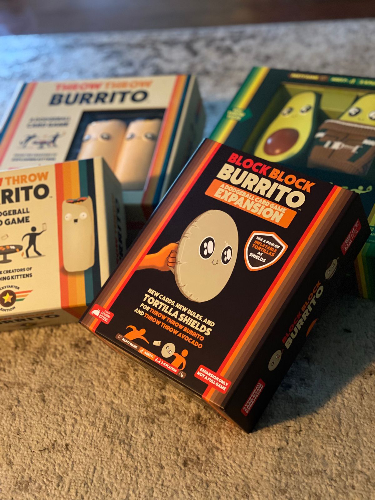 Asmodee Block Block Burrito – Espansione Per Throw Throw Burrito E Avocado, Con Scudi Tortilla Gonfiabili, Gioco Da Tavolo 2-6 Giocatori