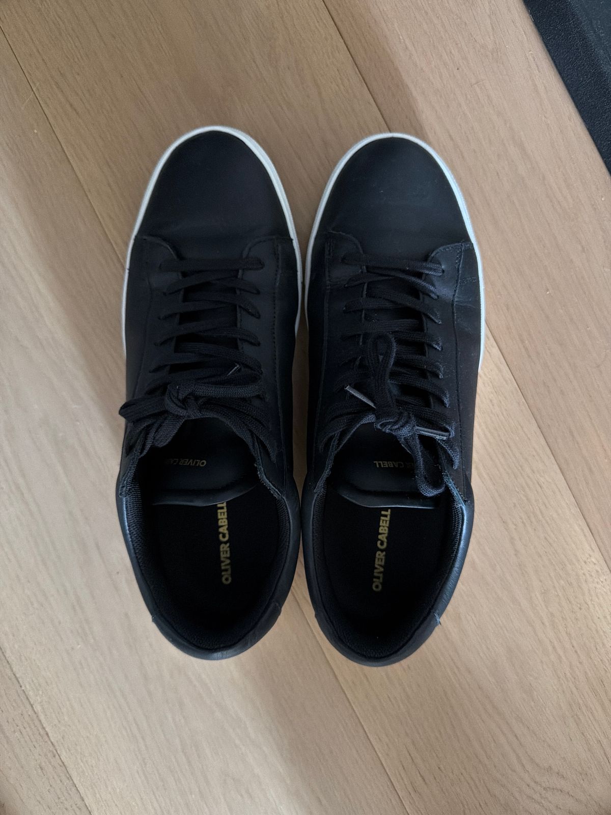 Low 1 | Black – Oliver Cabell