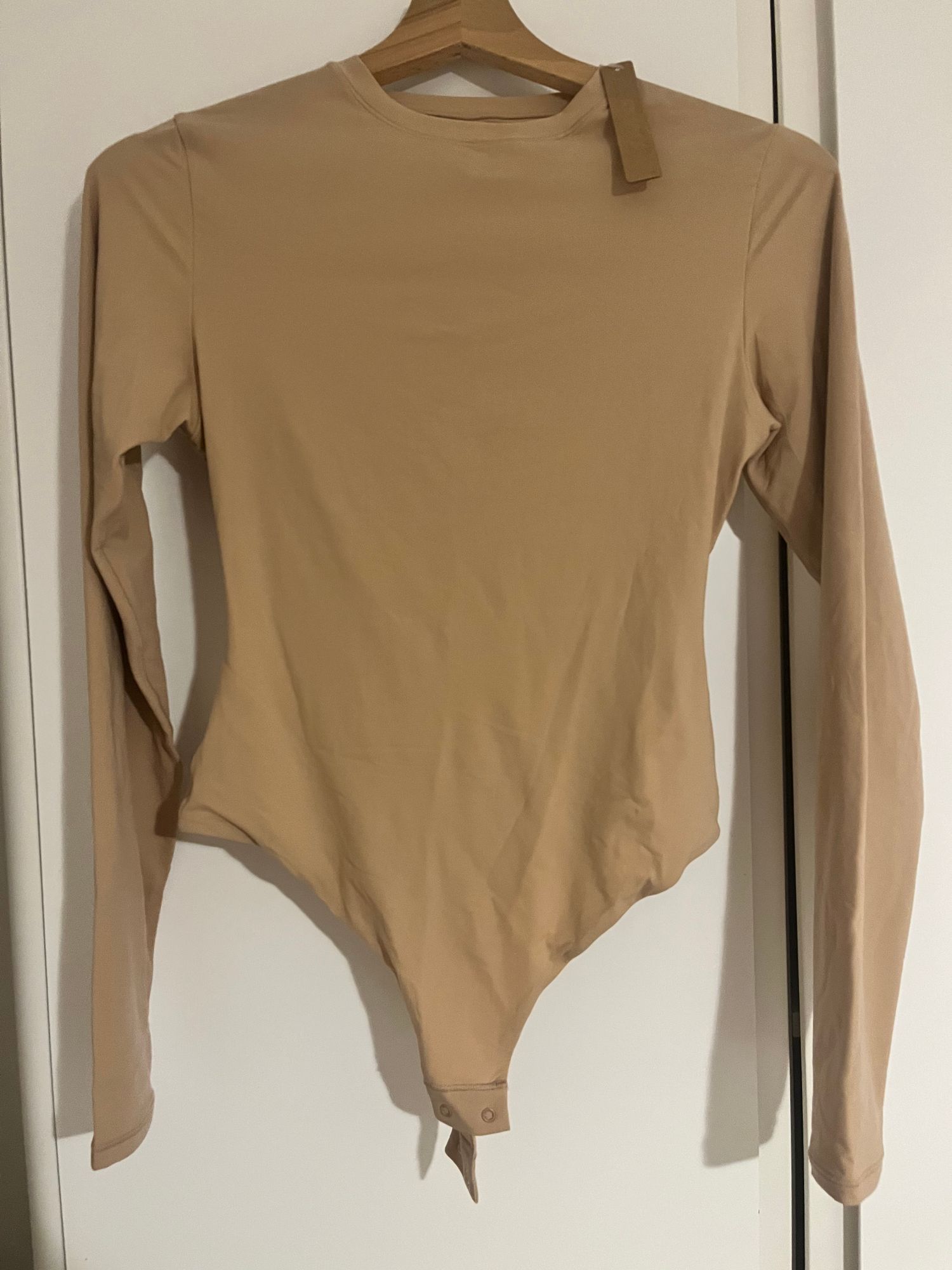 FITS EVERYBODY LONG SLEEVE CREW NECK BODYSUIT | ONYX | SKIMS