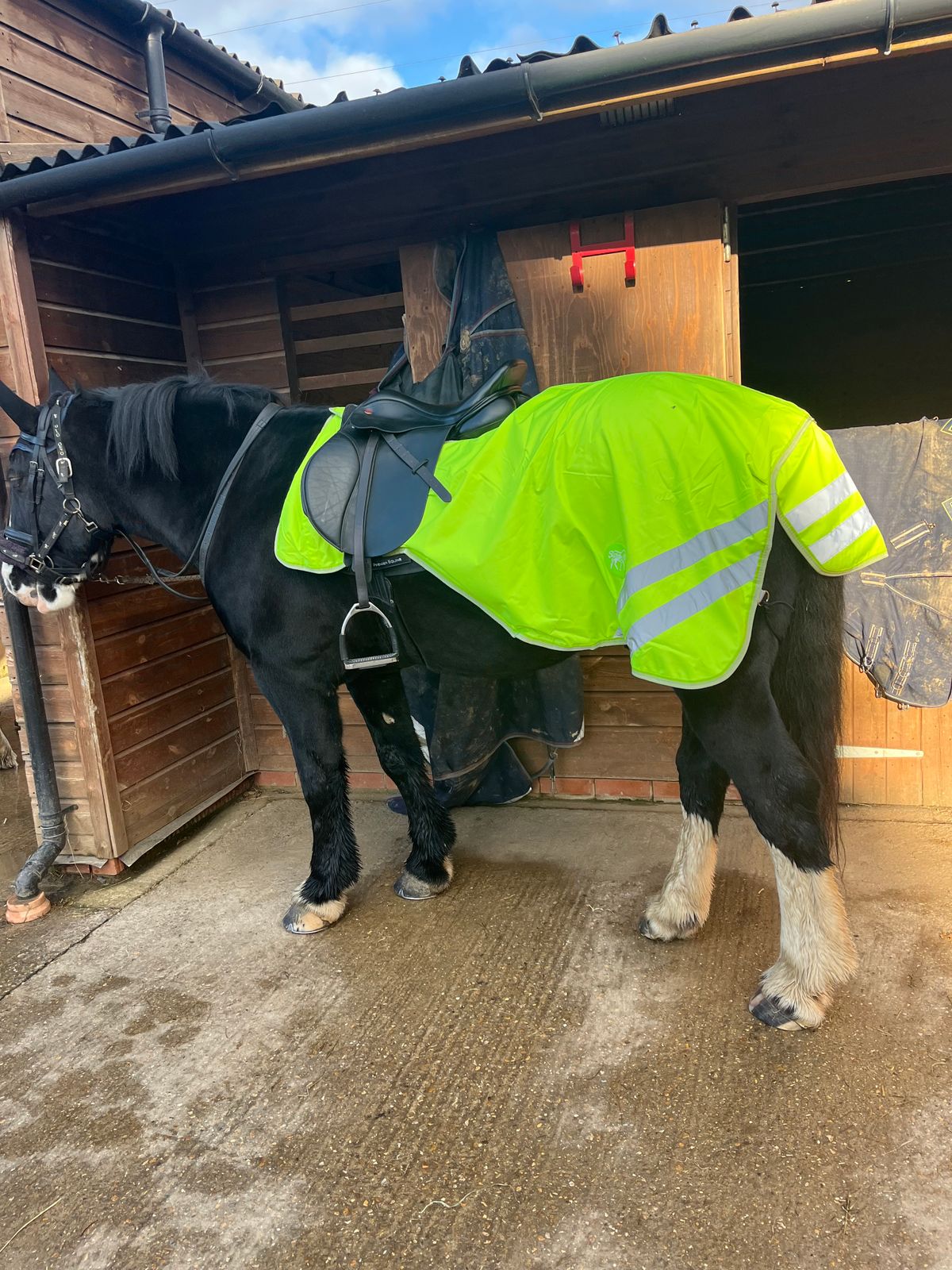 HM Horse Sheet - Waterproof With Fleece Lining & Hi-Vis Yellow Features