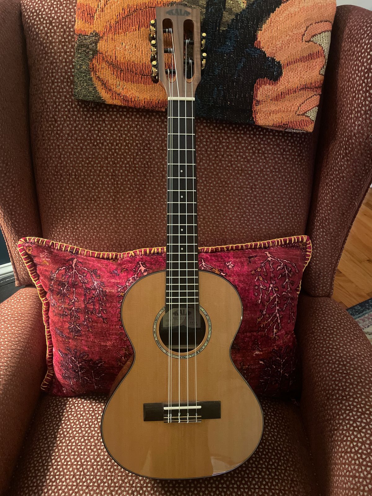 Ukulele Tenore 5 Corde Kala KA-SCAC-T5, Top In Cedro Massiccio E Corpo In Acacia, Finitura Lucida
