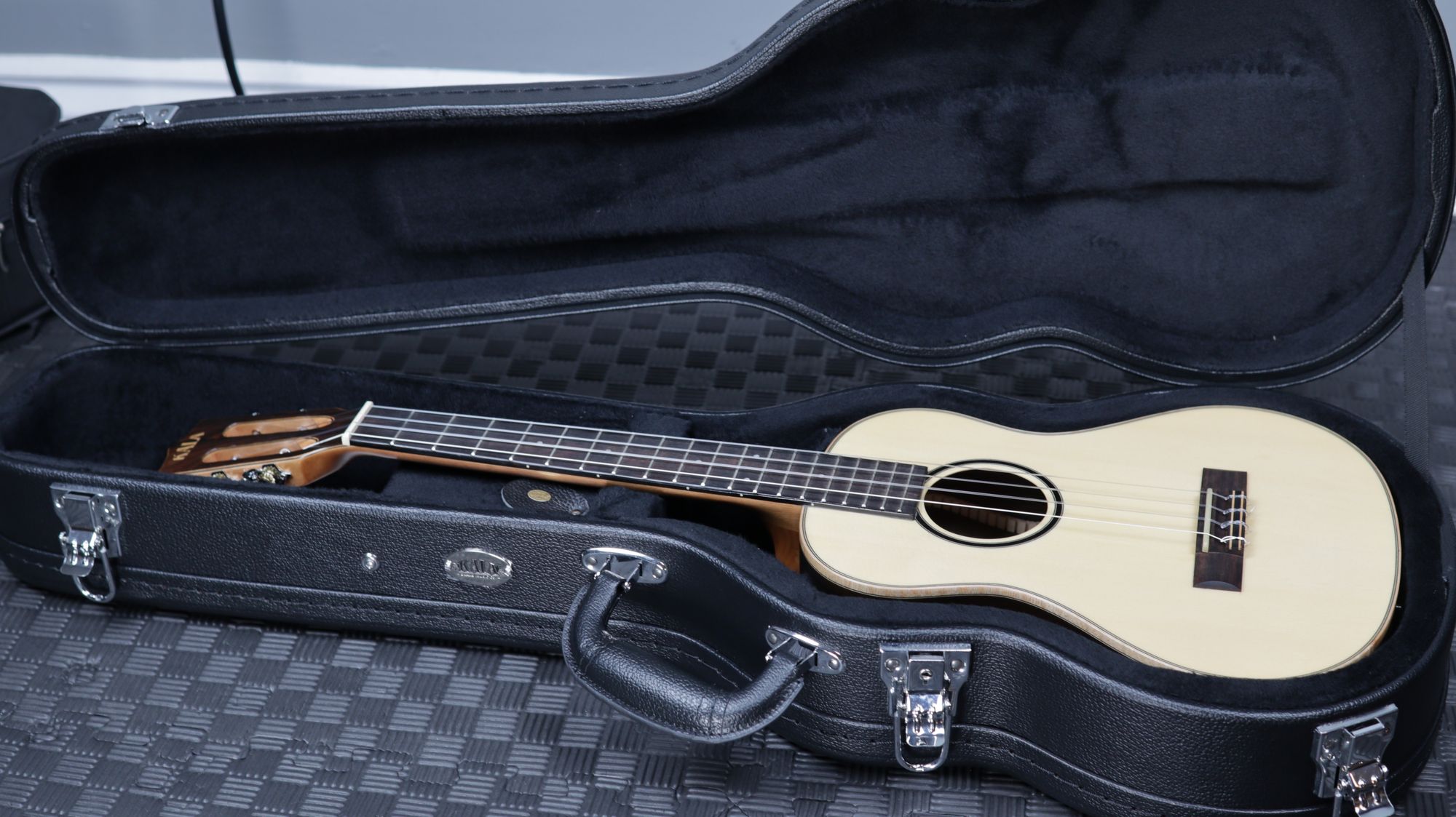 Black Archtop Ukulele Hard Case – Kala Brand Music