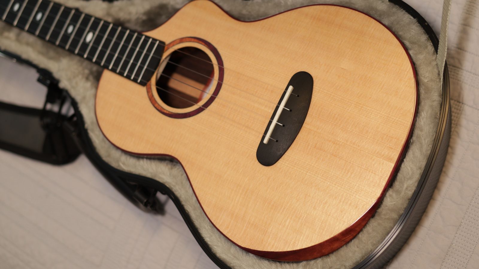 Kala Scallop Cutaway Mahogany ukulele tenore con custodia rigida