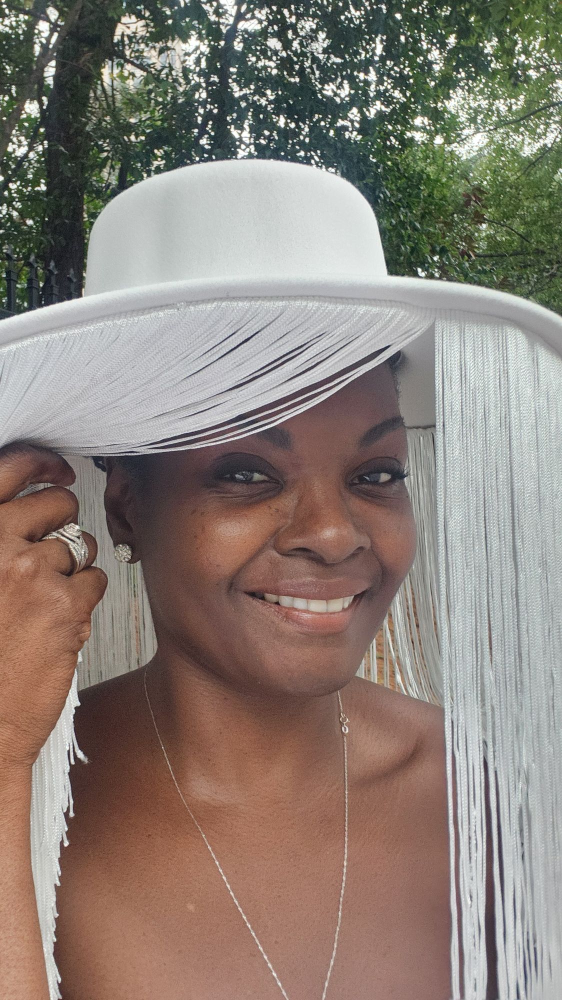 SUPERNOVA FRINGE BRIM HAT IN WHITE – AKIRA display picture 1
