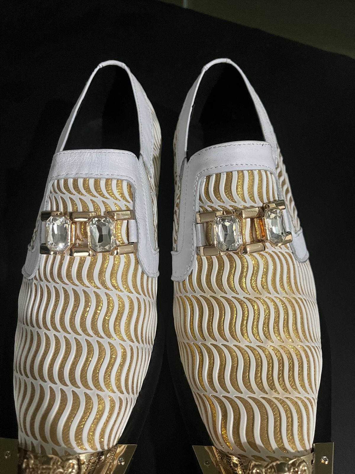 white and gold mens dress shoes Zapatos... #Versace... white-gold-point #shoes