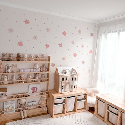 Daisy floral wall decal in playroom