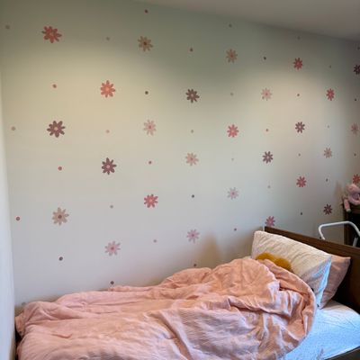 Daisy floral wall decal in girls bedroom