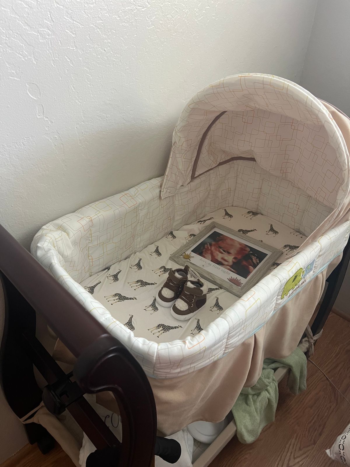 Oval Bassinet Sheet in Giraffe