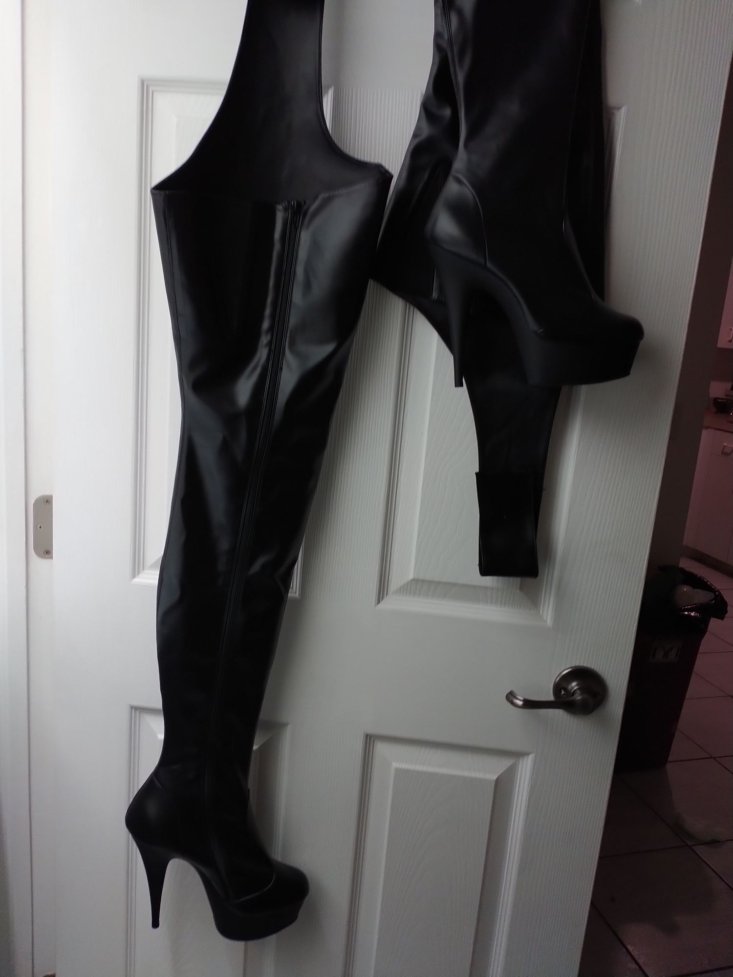 Pleaser Delight-5000 in Black Vegan Leather/Black – Pleaser Shoes