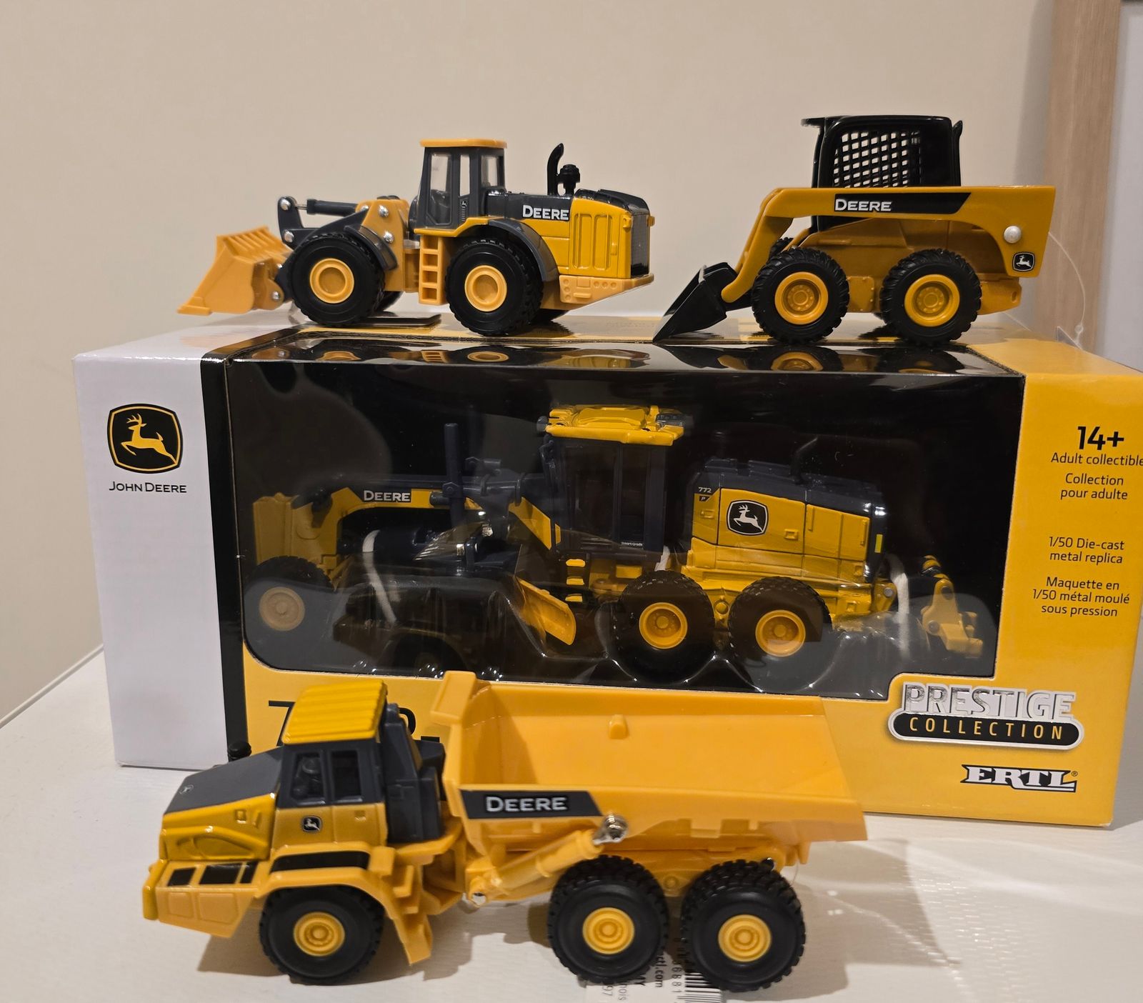 John Deere Prestige Niveleuse 772 P-Tier 1/50 – Châssis Articulé, Moteur Visible, LED, Collection 14+