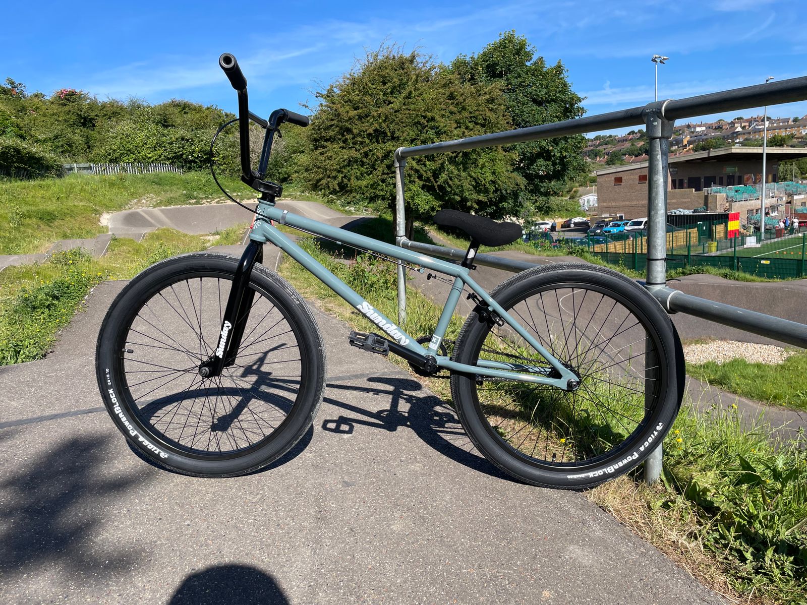 Pneu BMX Tioga Powerblock 24 X 1.75 - Noir, Perle Métallique, 60 TPI - Neuf Sous Emballage