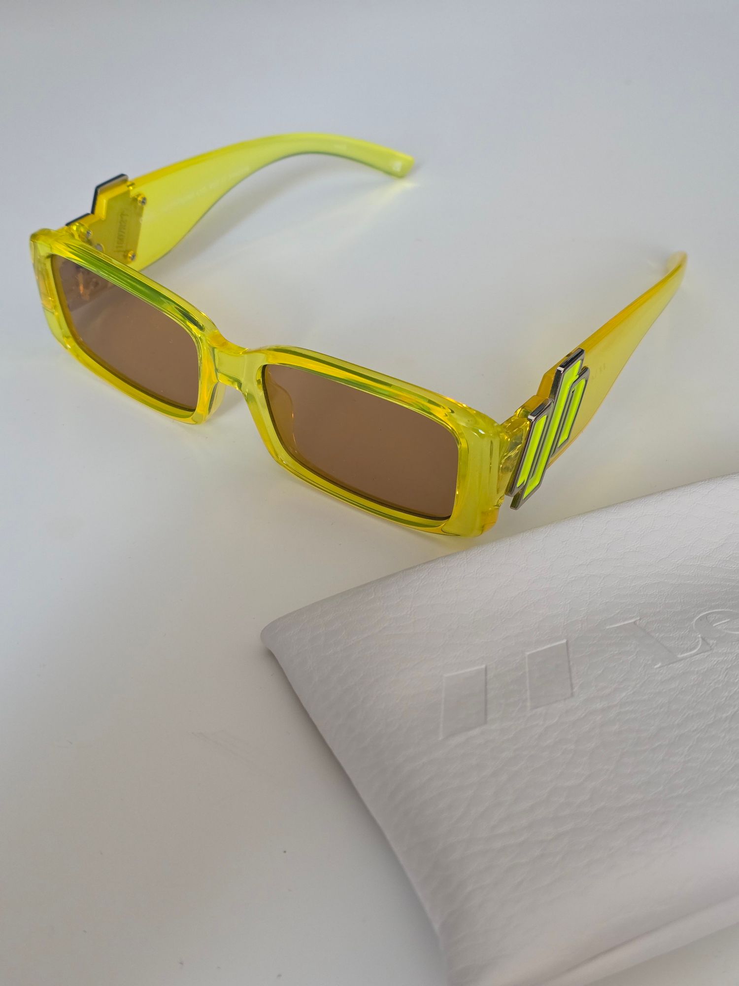 Le Specs Cruel Intentions Sunglasses In Oatmeal New Shop Le Specs Cruel Intentions Sunglasses In Oatmeal / Tan  main image 4