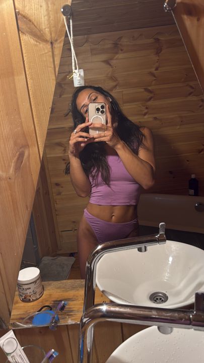 Mary wearing the Moana High Waist G-String in Plum in a mirror selfie