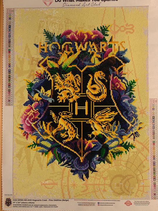 DIAMOND ART CLUB Hogwarts Crest - Kit De Pintura De Diamantes Fine Oddities, Divertidas Manualidades Para Adultos, Lienzo Cuadrado De Diamante, 17 X 24 Pulgadas