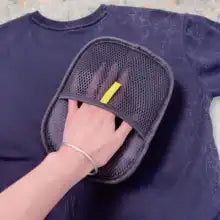 Le gant sur un pull